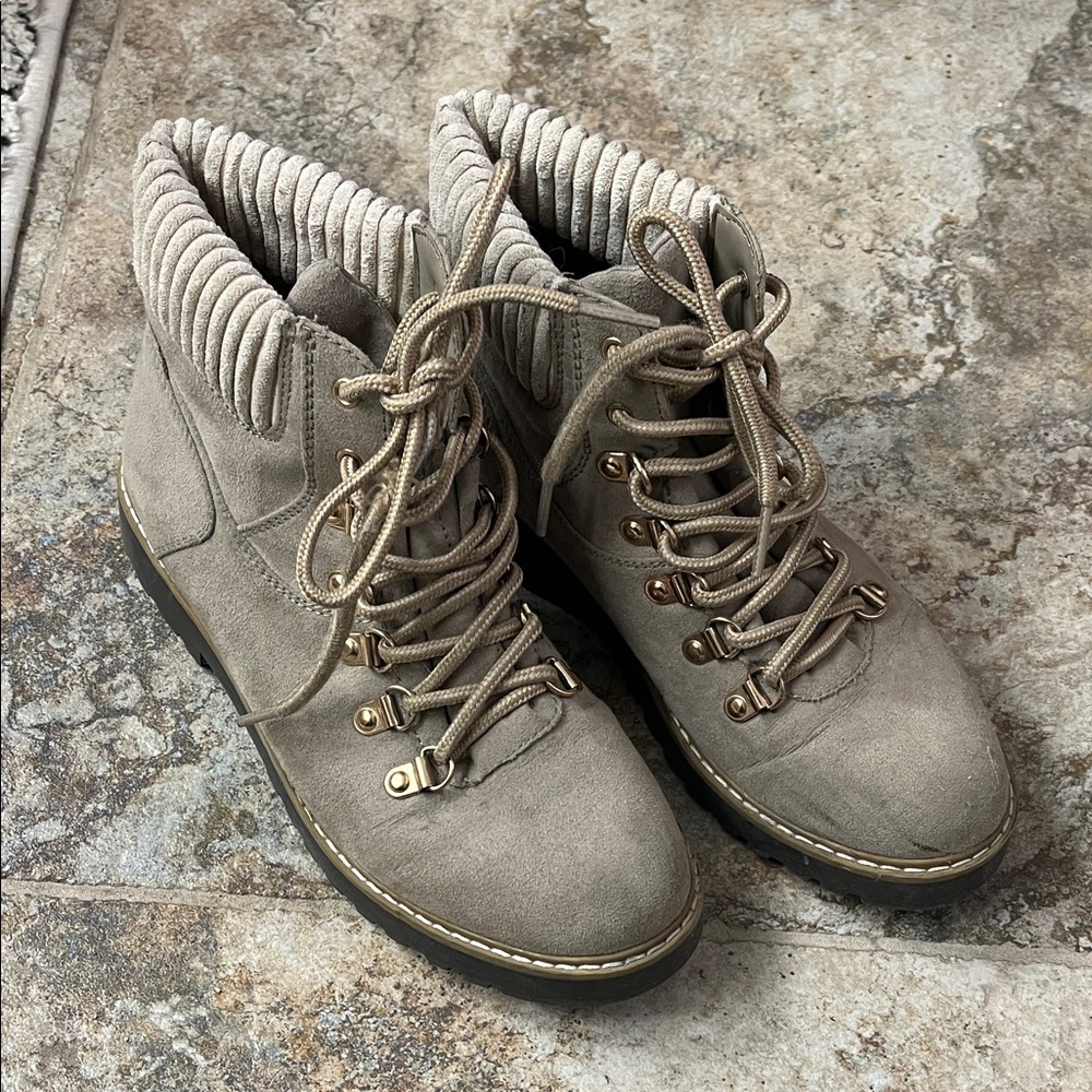 Tag Women's Lace Up Gray Boots